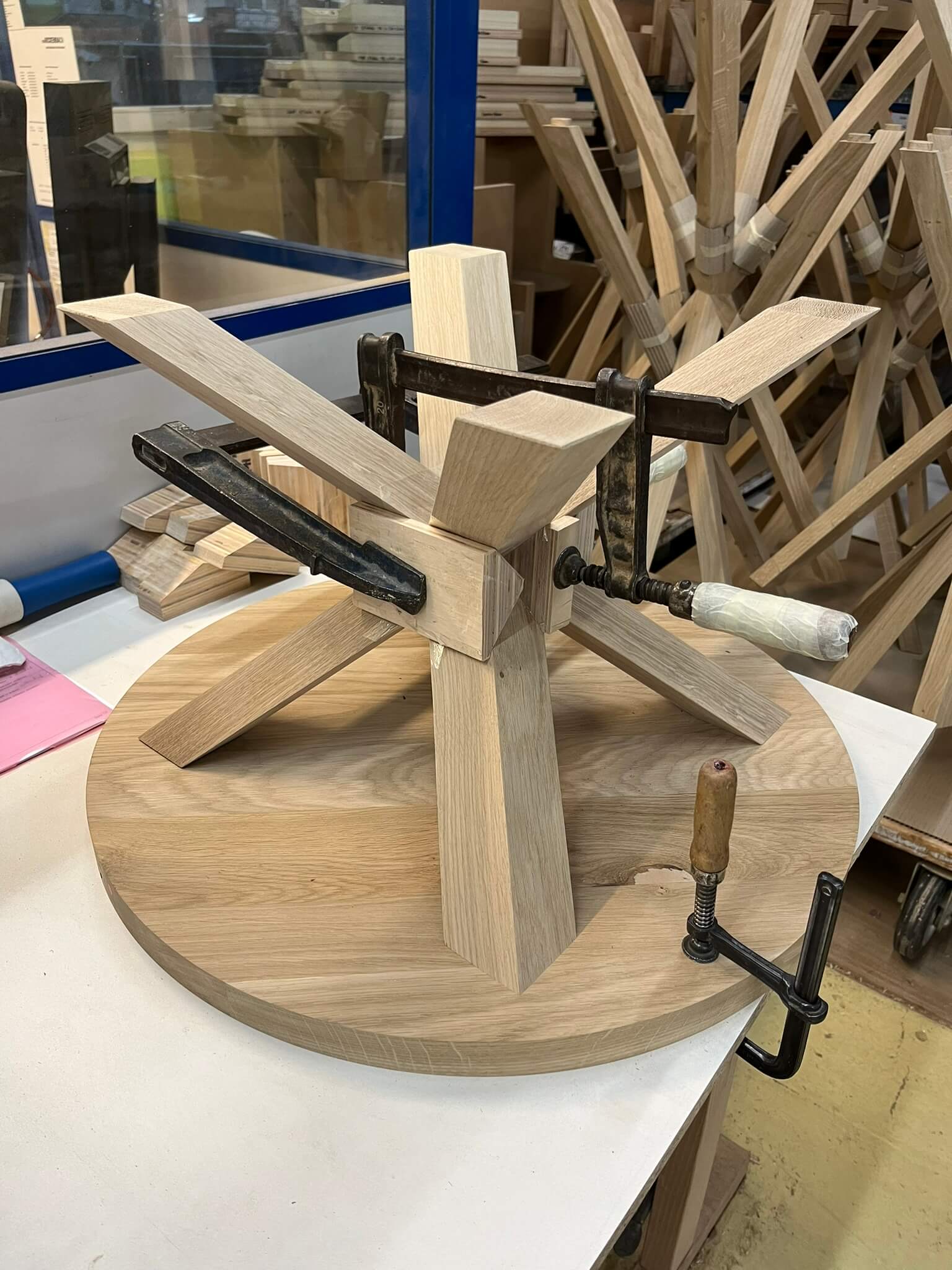 Hockerbeine aus naturbelassenem Holz, die mit dem Oberteil verbunden sind