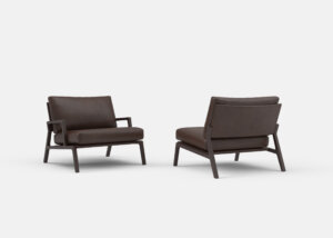 Zwei GIN Lounge-Sessel mit dunkelgrauem Bezug stehen voreinander.